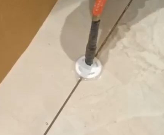 宜都瓷砖空鼓维修公司专业解答瓷砖在铺贴过程中，如果没有涂抹均匀到位的粘结材料（如水泥砂浆或瓷砖胶），可能会导致以下问题